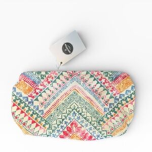 SOULUCEAN brand patterned clutch NWT